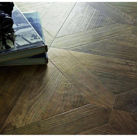 tolgy intarzias gres  mediterran nappali  elegans rusztikus fahatasu padlolap burkolat nappali konyha etkezo haloszoba klasszikus fapadlo fagyallo jarolap padlolap burkolat csempe kastely villa negyzetes negyzetes elemes.jpg